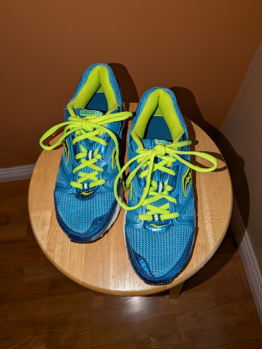 Saucony Women's Blue with Neon Green Accent Athletic Sneakers Size 7.5